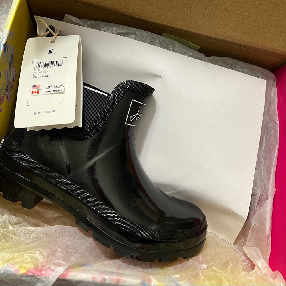 Woman’s Black ankle rain boot